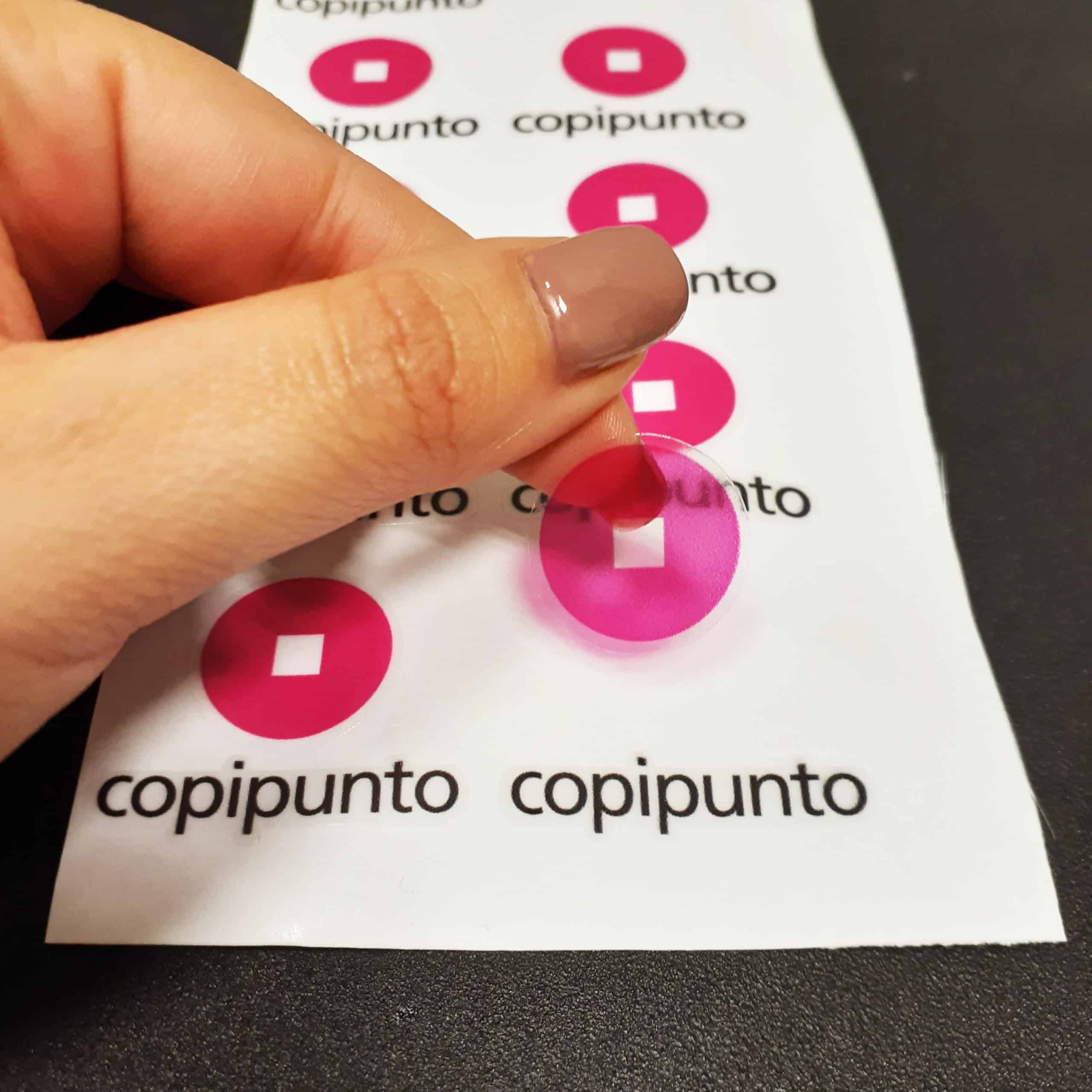 ADHESIVO TROQUELADO TRASLUCIDO